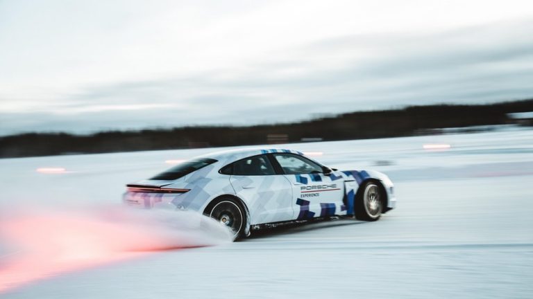 Nuevo récord Guinness™ para el Taycan 17 kilómetros de drifting sobre hielo