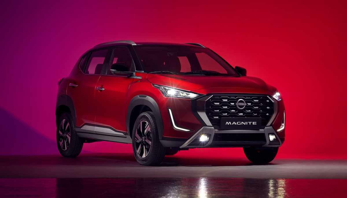 Imagen del Nissan Magnite 2025 en color rojo, mostrando su diseño exterior moderno y juvenil