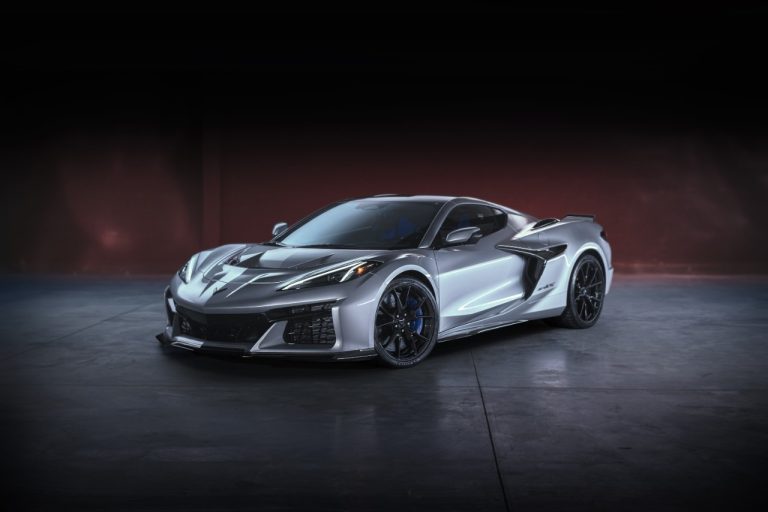 Chevrolet Corvette ZR1X 2026 en color Blade Silver Metallic