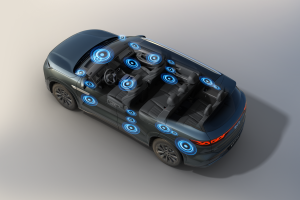 Interior del BYD ATTO 8 mostrando el sistema de sonido con 21 bocinas integradas en puertas y tablero.