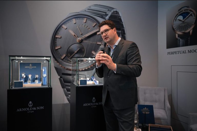 Pascal Bechú presenta el Longitude 5°W de Arnold & Son en el SIAR