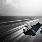 Sistema de mantenimiento predictivo monitoreando flota de camiones en ruta durante la temporada alta de distribución.