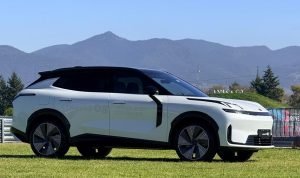 SUV Lynk & Co 08 durante su presentación en México, mostrando su diseño moderno y tecnología híbrida.