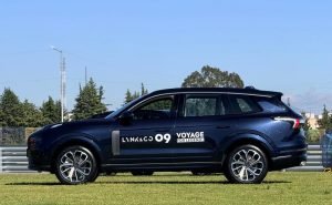 SUV Lynk & Co 09 durante su presentación en México, mostrando su diseño moderno y tecnología híbrida.