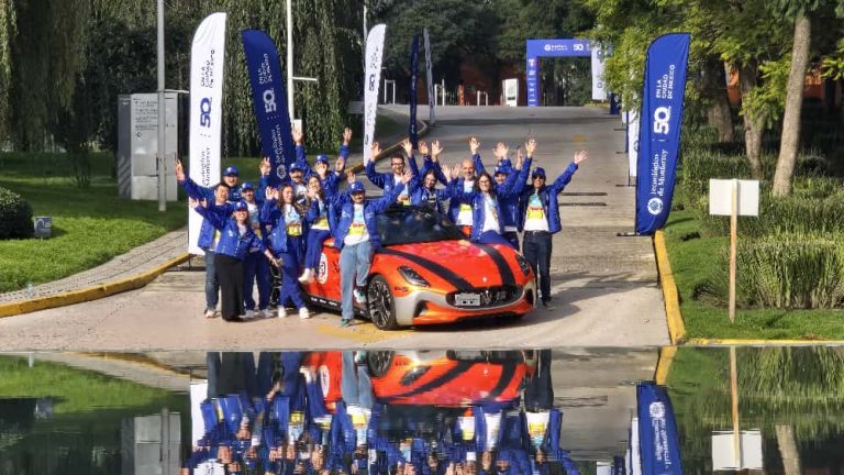 Alumnos del Tec de Monterrey y del Politécnico de Milán junto al Maserati autónomo en La Carrera Panamericana 2025.