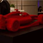 Escultura a tamaño real de un monoplaza intervenida por José Gomseg en el lobby del Sofitel Paseo de la Reforma