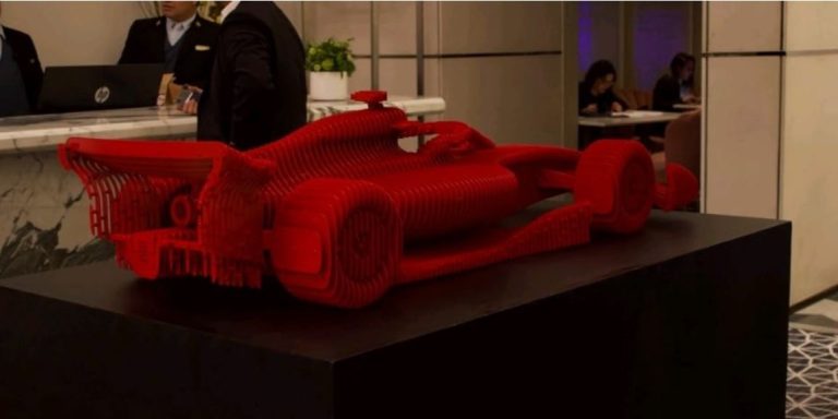 Escultura a tamaño real de un monoplaza intervenida por José Gomseg en el lobby del Sofitel Paseo de la Reforma