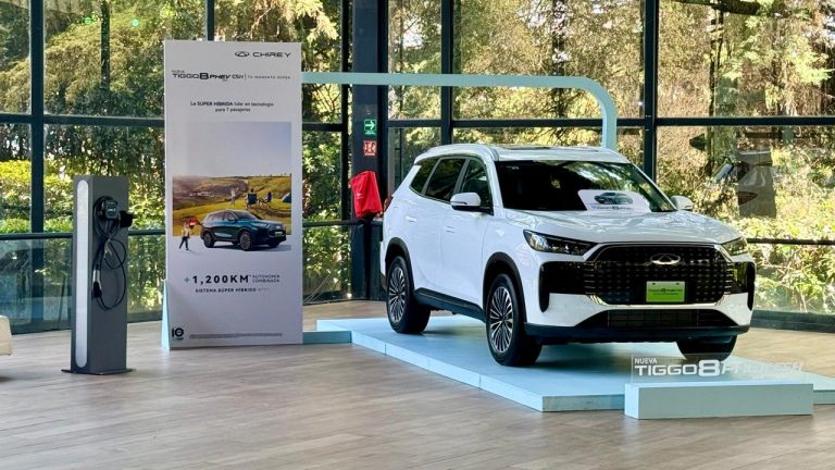Chirey Tiggo 8 PHEV CSH 2026 durante su presentación en Ciudad de México, con el equipo de En Ruta presente en el evento.