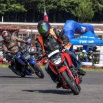 Asistentes probando motocicletas TVS durante el Demo Day México 2025 en el Kartódromo de Sabaneta