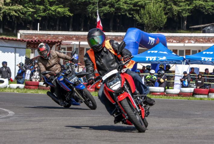 Asistentes probando motocicletas TVS durante el Demo Day México 2025 en el Kartódromo de Sabaneta