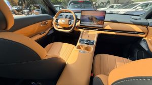 Interior de Geely EX5 EM-i con pantalla central de 15.4", HUD y volante multifunción