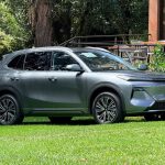 Geely EX5 EM-i con firma luminosa Full LED durante prueba de manejo rumbo a Avándaro