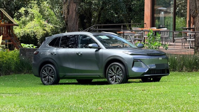 Geely EX5 EM-i con firma luminosa Full LED durante prueba de manejo rumbo a Avándaro