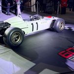 Honda RA272 con librea blanca y bandera japonesa, exhibición en el Autódromo Hermanos Rodríguez por el 60 aniversario