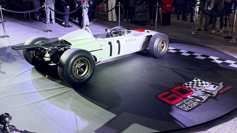 Honda RA272 con librea blanca y bandera japonesa, exhibición en el Autódromo Hermanos Rodríguez por el 60 aniversario