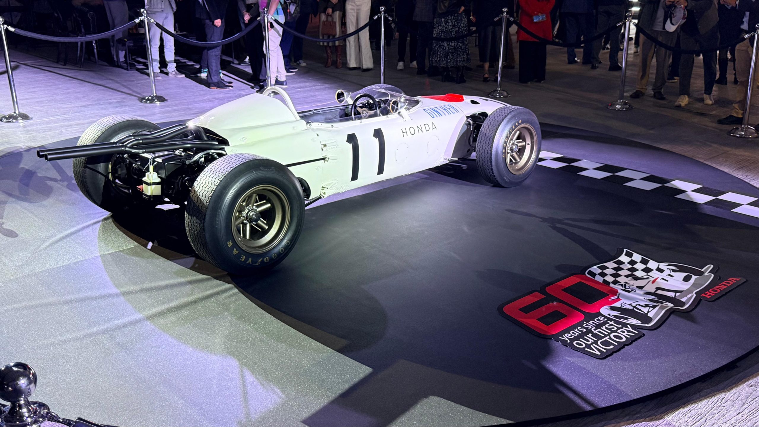 Honda RA272 con librea blanca y bandera japonesa, exhibición en el Autódromo Hermanos Rodríguez por el 60 aniversario