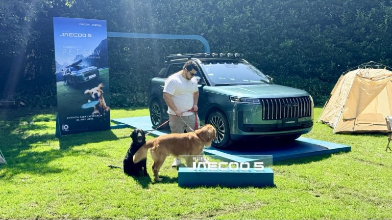 JAECOO 5 2026 durante su presentación oficial en México, con diseño urbano y enfoque pet friendly