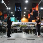 SUV híbrido JETOUR SOUEAST G700 junto al modelo T1 i-DM durante presentación en México