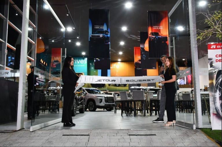 SUV híbrido JETOUR SOUEAST G700 junto al modelo T1 i-DM durante presentación en México