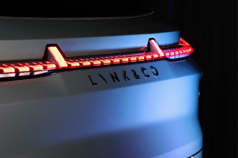 SUV Lynk & Co 08 y 09 durante su presentación en México, mostrando su diseño moderno y tecnología híbrida.