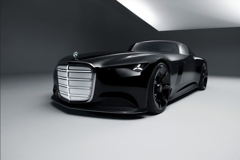 Mercedes-Benz Vision Iconic visto de frente y costado, con parrilla cromada iluminada y carrocería negra brillante.
