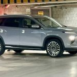 Soueast S09 con parrilla iluminada en forma de U y franja LED trasera, durante prueba en México