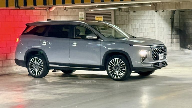 Soueast S09 con parrilla iluminada en forma de U y franja LED trasera, durante prueba en México