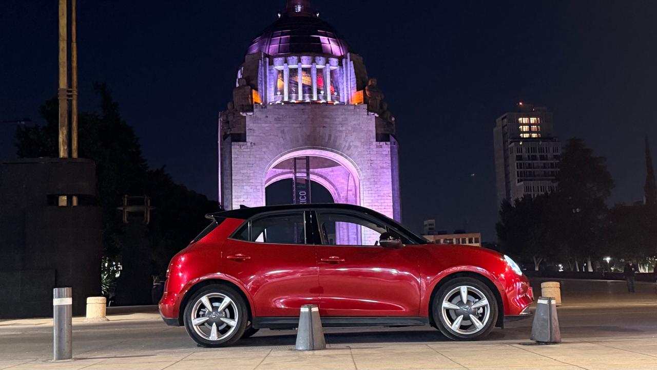 GWM Ora 03 color blanco durante prueba de manejo en México, mostrando su diseño retro y faros redondos.