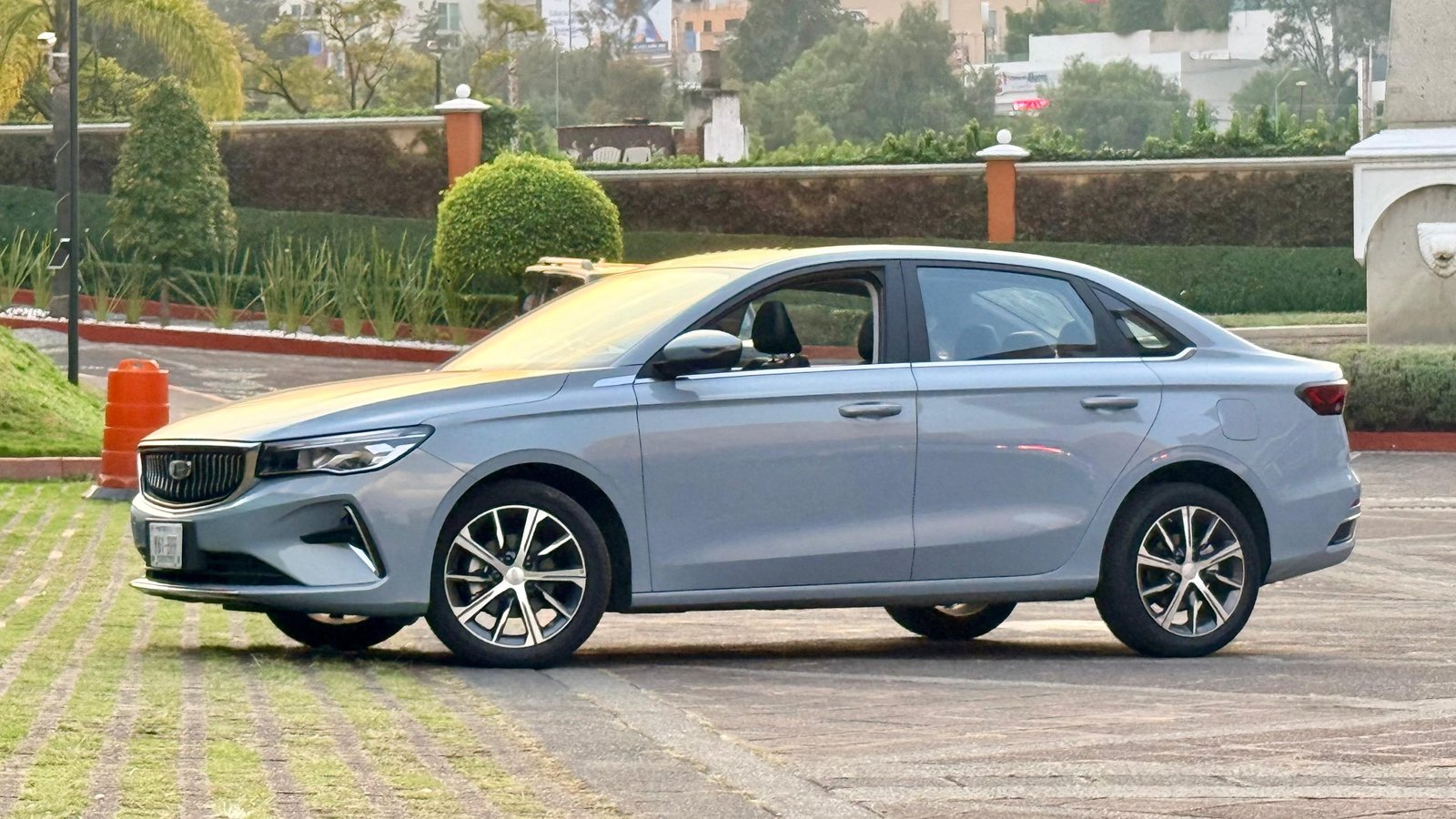 Vista exterior del Geely Emgrand 2026 con iluminación LED y diseño frontal actualizado.