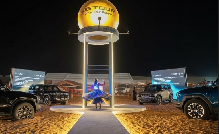 SUVs JETOUR exhibidos en el desierto de Liwa durante un evento off-road internacional