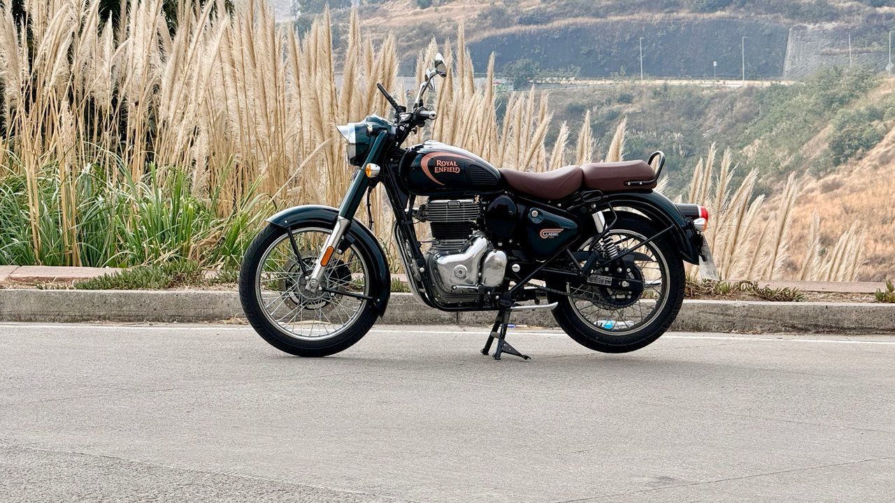 Royal Enfield Classic 350 con diseño clásico y motor monocilíndrico de 349 cc