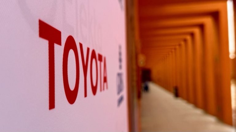 Vehículos Toyota Hiace y Hilux donados al Centro Autismo Teletón de Ecatepec para apoyar actividades externas.