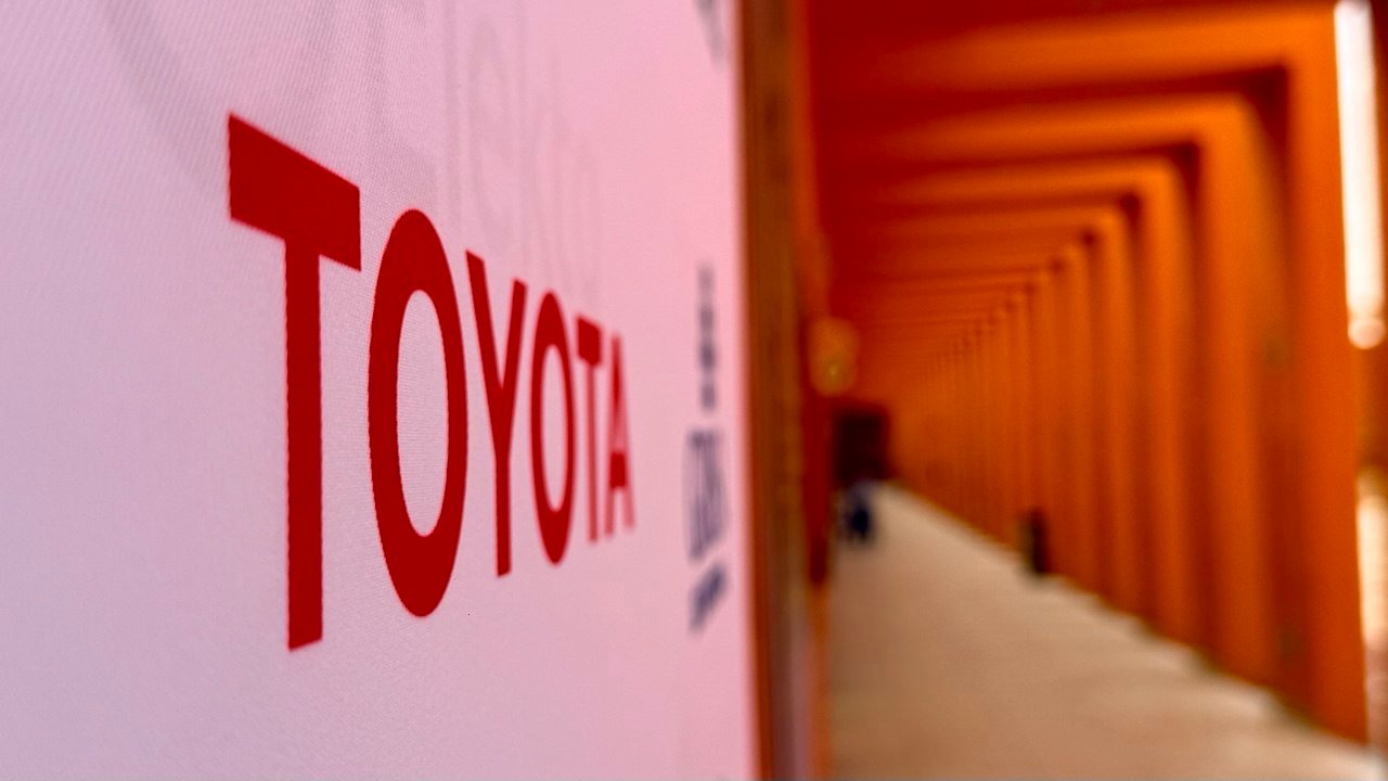 Vehículos Toyota Hiace y Hilux donados al Centro Autismo Teletón de Ecatepec para apoyar actividades externas.