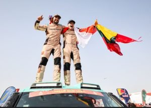 Defender Dakar D7X-R compitiendo en el Rally Dakar 2026 en la categoría Stock