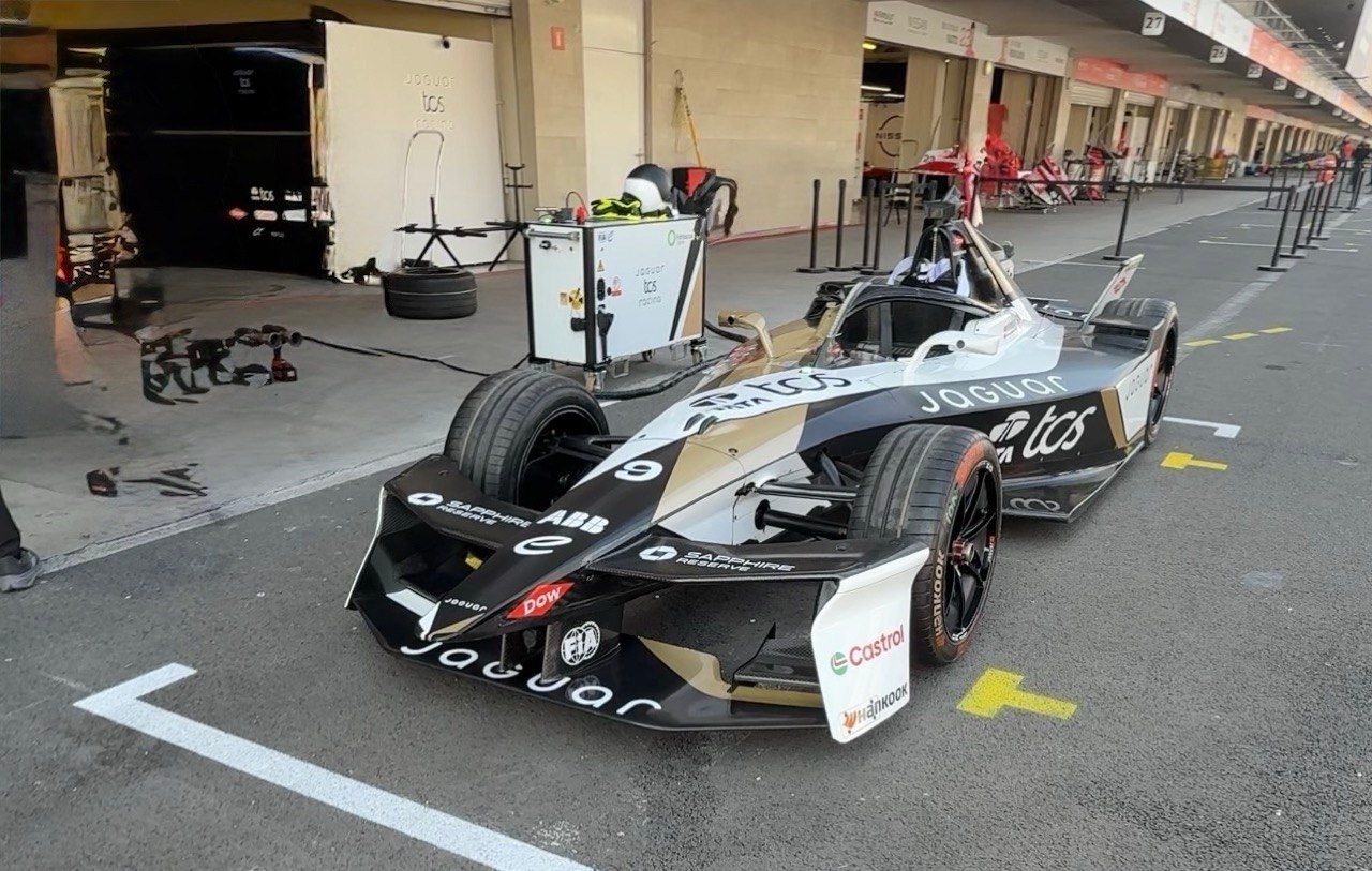 Monoplaza de Jaguar TCS Racing en pista durante una carrera de Fórmula E