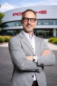 Thomas Illner, nuevo Presidente y CEO de Porsche Latin America, frente a la sede de Porsche