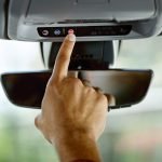 Sistema OnStar en vehículo de General Motors con servicios de conectividad y seguridad activa