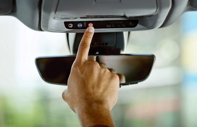 Sistema OnStar en vehículo de General Motors con servicios de conectividad y seguridad activa