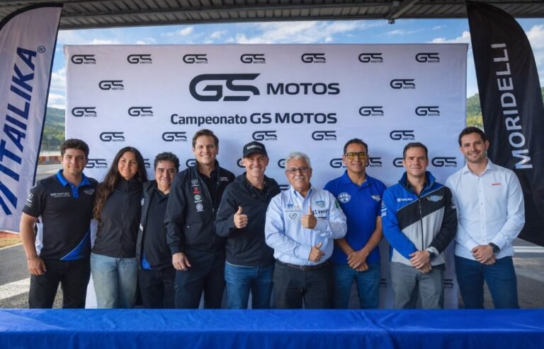 Pilotos del Campeonato GS Motos 2026 durante el arranque oficial en el CIAR Sierra Esmeralda