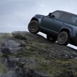 Defender OCTA con motor V8 biturbo de 4.4 litros en terreno todoterreno