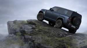 Defender OCTA con motor V8 biturbo de 4.4 litros en terreno todoterreno