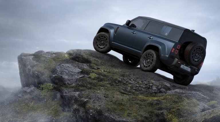 Defender OCTA con motor V8 biturbo de 4.4 litros en terreno todoterreno