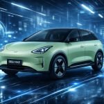 Geely EX2 color verde con techo negro en escenario tecnológico con gráficos y luces azules