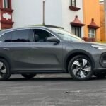 Geely EX5 EV eléctrica compacta durante prueba de manejo en entorno urbano