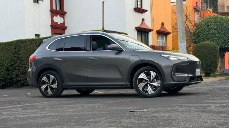 Geely EX5 EV eléctrica compacta durante prueba de manejo en entorno urbano