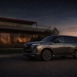 INFINITI QX80 frente a arquitectura moderna durante reporte de crecimiento de INFINITI México 2025