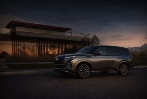 INFINITI QX80 frente a arquitectura moderna durante reporte de crecimiento de INFINITI México 2025