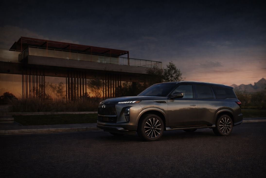 INFINITI QX80 frente a arquitectura moderna durante reporte de crecimiento de INFINITI México 2025