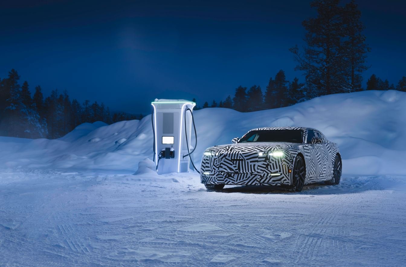 Prototipo del Jaguar GT eléctrico de cuatro puertas durante pruebas invernales en climas extremos