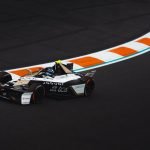 Monoplaza Jaguar I-TYPE 7 compitiendo de noche en el Jeddah Corniche Circuit durante la Fórmula E 2025/26